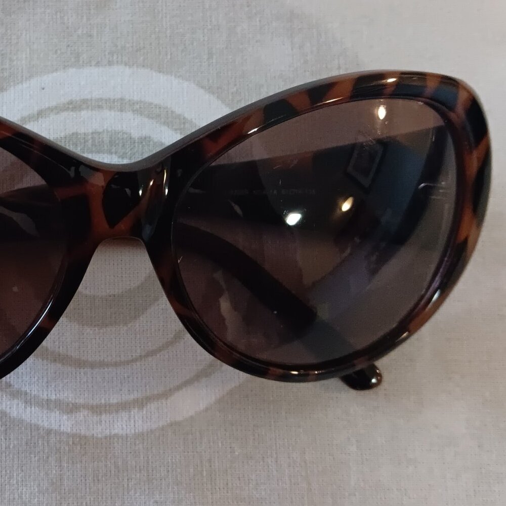 GUESS WOMEN'S SIXTIES-STYLE OVAL-RIMMED STYLISH TORTOISE SUNGLASSES & RED CASE - Picture 5 of 5